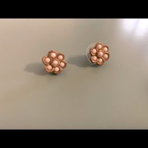 Stella & Dot Gold and white flower stud earrings